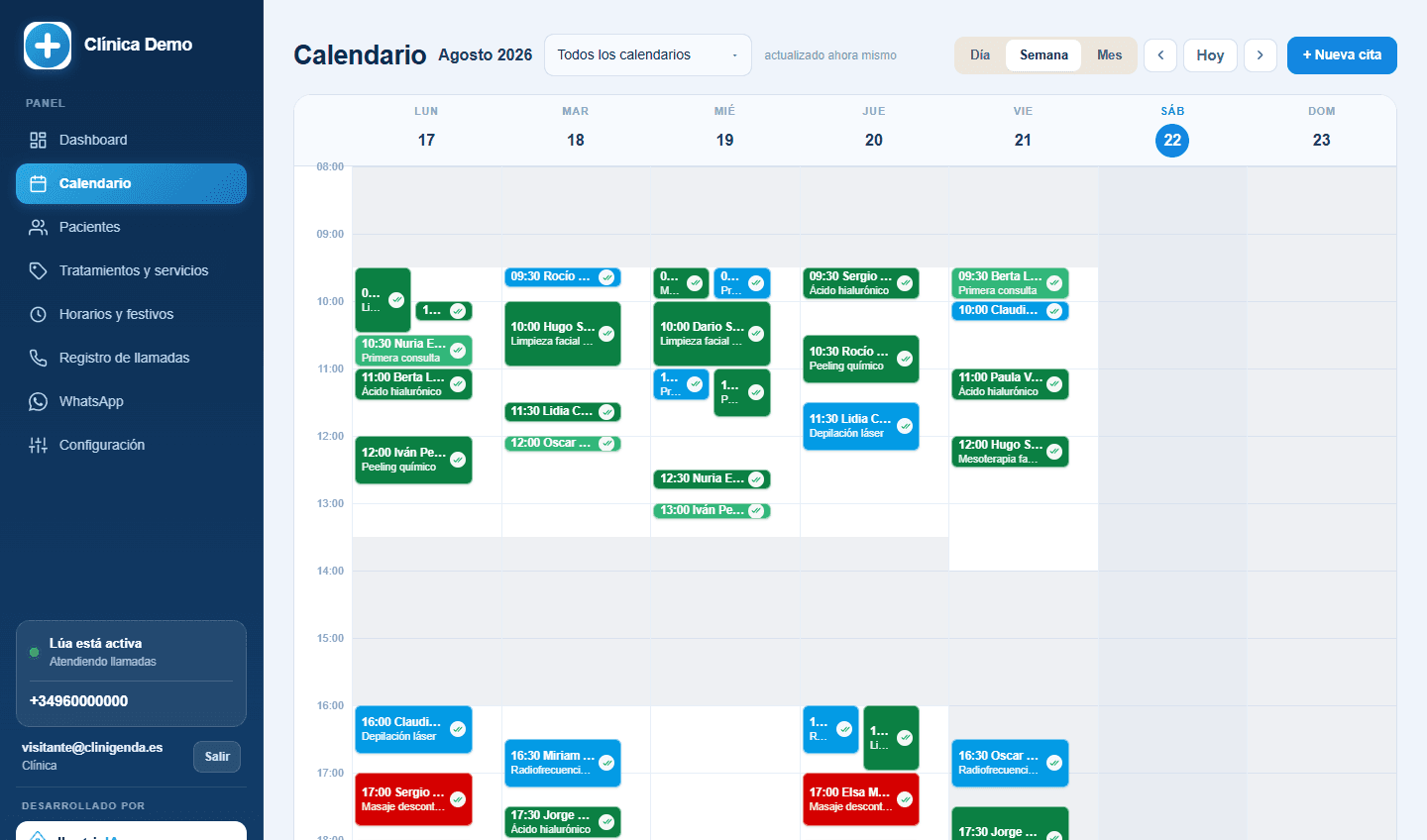 Calendario semanal de Clinigenda con citas de colores, el horario de la clínica sombreado y un festivo marcado
